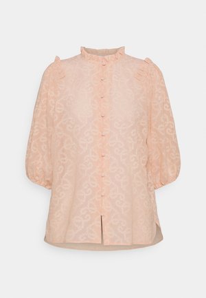 Pfirsichfarbige Bluse aus leichtem Stoff mit gemustertem Textur, ausgestattet mit einem Rüschensaum, Puffärmeln und vorderen Knöpfen.