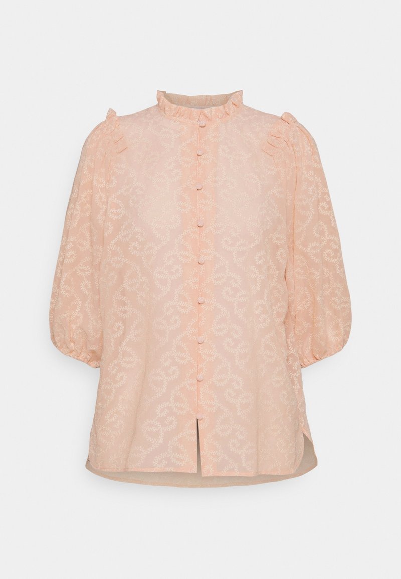 Blusa color pesca realizzata in tessuto leggero con una trama a fantasia, caratterizzata da un colletto arricciato, maniche a sbuffo e bottoni frontali.