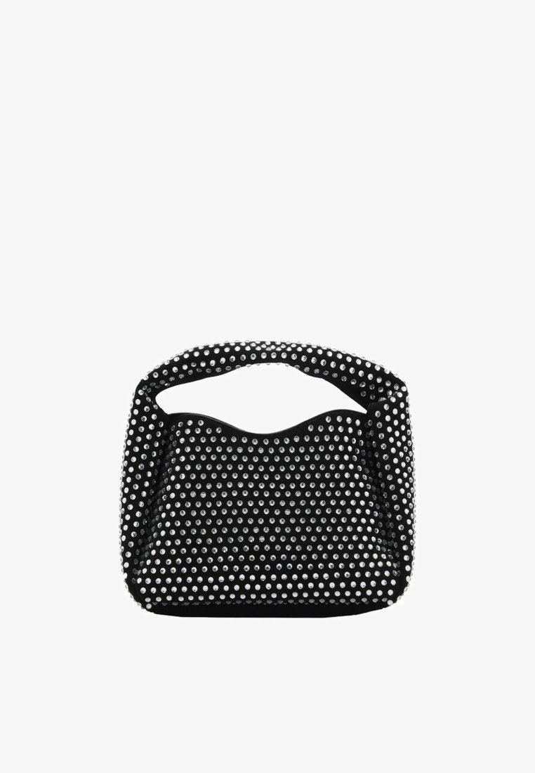 Crna torba s ukrasnim srebrnim zakovicama, koja ima zaobljenu ručku i meku, teksturiranu površinu. Zakrivljen, suvremen dizajn.