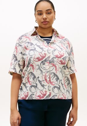 Blúzka s krátkym rukávom z ľahkej látky s farebným zvieracím motívom v červenej a námorníckej modrej na krémovom podklade, zapínanie na gombíky.
