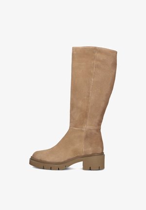 Kniehoge tan suède laarzen met een chunky bruine rubberen zool, ronde neus en gladde textuur; heeft minimale stiksel en een schoon ontwerp.