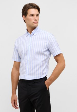 Kurzärmliges Button-Down-Hemd in hellblau und weißen Streifen, aus Baumwolle, mit einem Kentkragen und einer schlanken Passform.