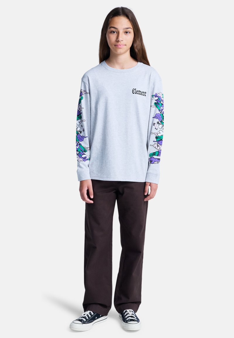 Lichtgrijze langekleding shirt met kleurrijke grafische ontwerpen op de mouwen, met het woord "Element" in het zwart. Gecombineerd met donkerbruine broek.