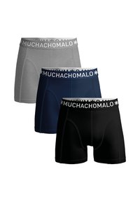 Tris vyriškų boxer šortų komplektas: pilkos, tamsiai mėlynos ir juodos spalvos, kiekvienas su prekiniu elastingu juosmeniu, ant kurio užrašyta "MUCHACHOMOLO" balta spalva.