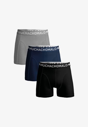 Három férfi boxer alsó, szürke, sötétkék és fekete színben, mindegyik márkás rugalmas derékkal, amelyen fehér betűkkel szerepel a "MUCHACHOMOLO" felirat.