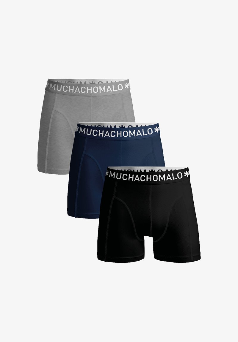 Tris vyriškų boxer šortų komplektas: pilkos, tamsiai mėlynos ir juodos spalvos, kiekvienas su prekiniu elastingu juosmeniu, ant kurio užrašyta "MUCHACHOMOLO" balta spalva.
