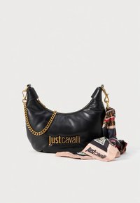 Svart läderhandväska i halvmåneform med guldkedjerem, "Just Cavalli"-logotyp i guld och en mönstrad scarf fäst på ena sidan.