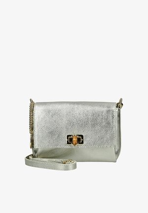 Zilveren leren handtas met een gestructureerde afwerking, voorzien van een gouden slot, kettingband en een strakke, schone uitstraling.