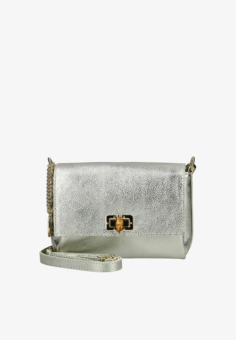 Borsa a mano in pelle argentata con finitura testurizzata, dotata di una chiusura in metallo dorato, tracolla a catena e design liscio e pulito.