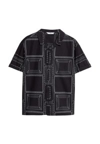 Camisa negra de manga corta con un patrón geométrico blanco. Botonadura frontal y cuello, hecha de un tejido ligero.