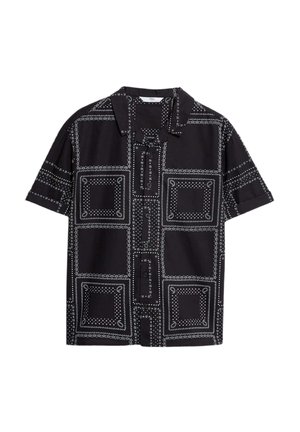 Camicia nera a maniche corte con un motivo geometrico bianco. Chiusura frontale con bottoni e colletto, realizzata in un tessuto leggero.
