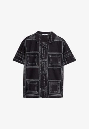Chemise noire à manches courtes avec un motif géométrique blanc. Fermeture à boutons à l'avant et col, fabriquée en tissu léger.