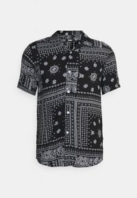 Camicia nera a maniche corte con motivi paisley bianchi e geometrici, dotata di colletto e bottoni sulla parte anteriore.