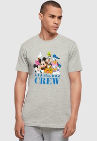 Camiseta de algodón gris que presenta personajes de dibujos animados coloridos, incluyendo a Mickey Mouse y Donald Duck, con "Disney CREW" impreso en azul.