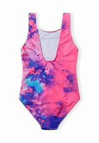 Maillot de bain une pièce en rose et violet tie-dye avec un décolleté plongeant à l'avant et de larges bretelles, fabriqué dans un tissu lisse et extensible.