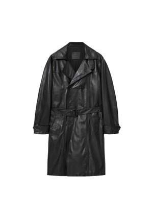 Černý kožený trench coat s dvouřadým zapínáním, širokými klopami, páskem v pase a knoflíkovými manžetami. Hladká textura, do délky kolen.