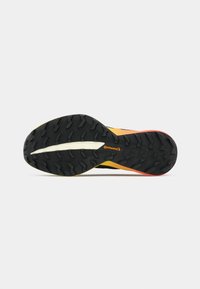 Semelle de chaussure avec une base en caoutchouc noir, un dégradé jaune-orange et un motif de crampons proéminent. Comprend une bande blanche et un logo Continental.