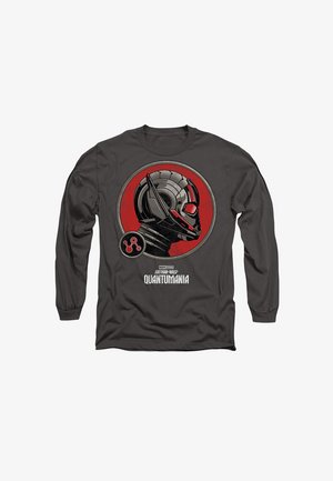 Schwarzes Langarmshirt mit einem Grafikdesign eines helmtragenden Mannes im Profil, einem roten kreisförmigen Hintergrund und dem Text "ANT-MAN-WASP QUANTUMANIA."