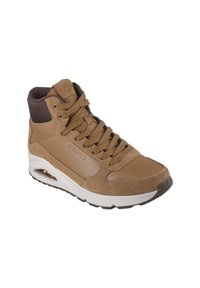 Zapatilla alta en ante color marrón y materiales sintéticos, que presenta un cuello acolchado, cordones planos y una mediasuela blanca con amortiguación de aire visible.