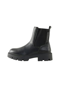 Bottines en cuir noir avec des panneaux élastiques sur les côtés, semelle en caoutchouc épaisse, surface texturée et une languette à l'arrière pour un enfilage facile.