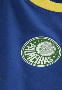 Blå bomulds T-shirt med gul ribbet krave, prydet med et cirkulært grønt logo med teksten "Palmeiras" og fem stjerner.