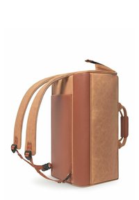 Brauner Kunstleder-Rucksack mit braunen Akzenten, rechteckiger Form, verstellbaren Trägern, Seitentasche und einer oberen Klappe zum Verschließen.