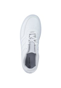 Baskets blanches avec tige en synthétique lisse, bout rond, fermeture à lacets, perforations subtiles et col rembourré pour le confort.