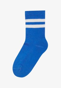 Calzino di cotone blu con strisce bianche vicino alla parte superiore, dalla consistenza liscia e con un polsino a coste, progettato in una forma classica da crew.