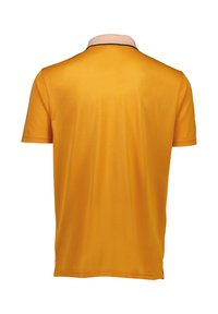 Koszulka polo z krótkim rękawem w jaskrawym pomarańczowym kolorze; posiada jasnoróżowy kołnierzyk z kontrastującą czarną lamówką wzdłuż dekoltu.