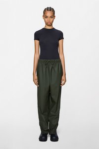 Čierny krátky rukáv top v kombinácii s voľnými tmavozelenými nohavicami. Nohavice majú elastický pás a na koncoch sú nazbierané. Hladká textúra.