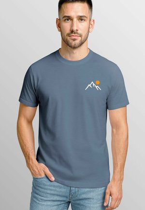 MIT BERGMOTIV MINIMALISTISCHES OUTDOOR GRAFIK - T-Shirt print - denim blue