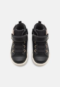 Geox B KILWI  WARM - Lära-gå-skor - black/gold