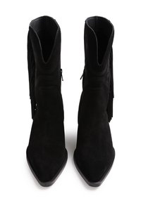 Ζευγάρι μαύρα δυτικού στυλ μποτάκια αστραγάλου από σουέντ με μυτερά δάχτυλα και διακοσμητικές φράτζες στο πλάι, εμφανίζεται από μπροστά.