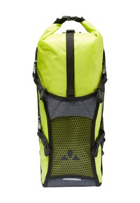 Limoengroene rugzak met een oprolbare sluiting, zwart mesh paneel, verstelbare banden en grijze accenten. Gemaakt van duurzaam materiaal en met minimale hardware.