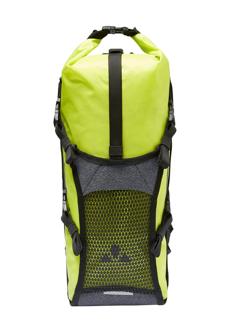 Limoengroene rugzak met een oprolbare sluiting, zwart mesh paneel, verstelbare banden en grijze accenten. Gemaakt van duurzaam materiaal en met minimale hardware.
