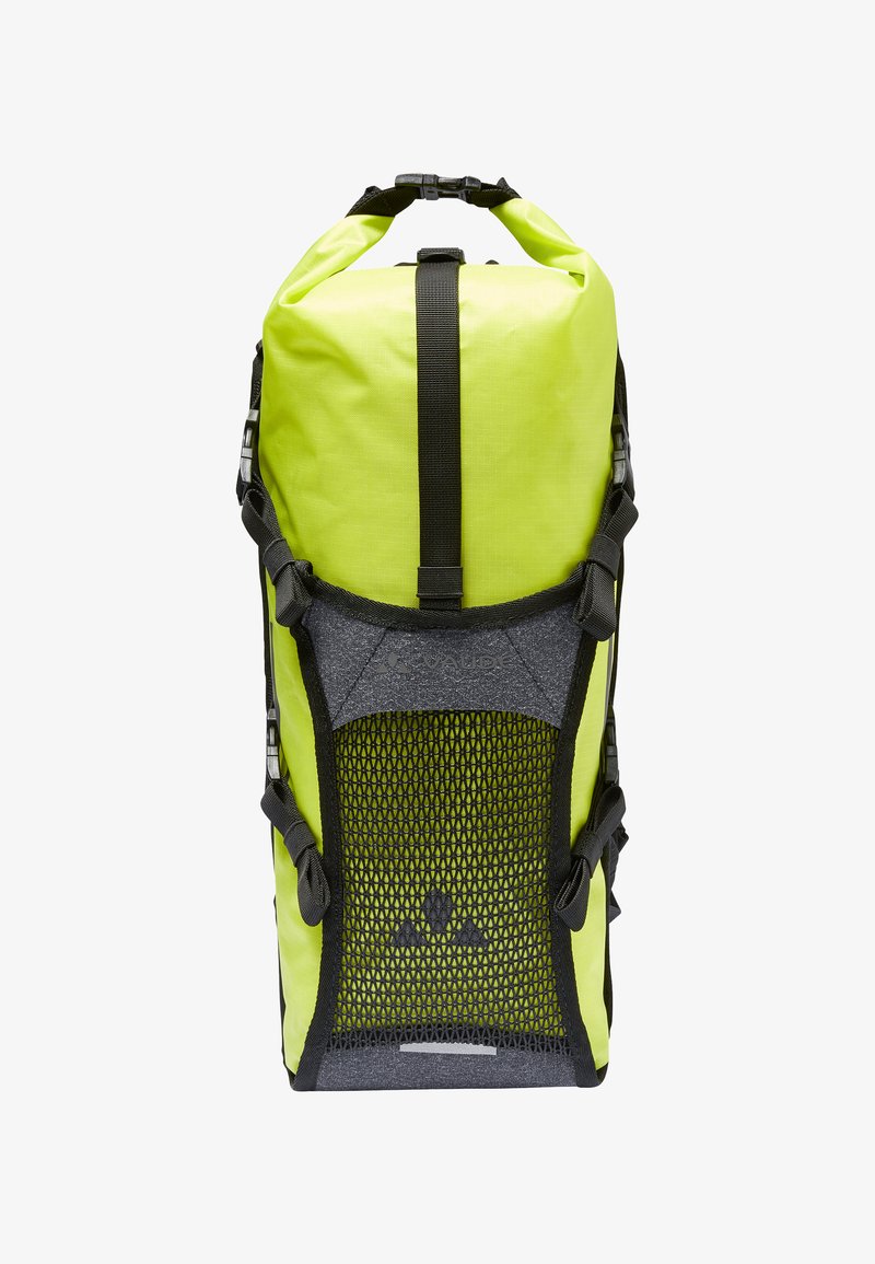 Limoengroene rugzak met een oprolbare sluiting, zwart mesh paneel, verstelbare banden en grijze accenten. Gemaakt van duurzaam materiaal en met minimale hardware.