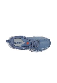 Zilā sporta kurpe ar sintētisko ādu un sietu augšdaļā, ar baltām svītrām, mīkstu valni un cietu zoli. Ievērojams oranžs logo.