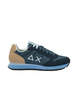 Sneaker blu navy e beige con suola azzurra chiara, lacci grigi e simboli geometrici bianchi sul lato, mostrati su sfondo bianco.