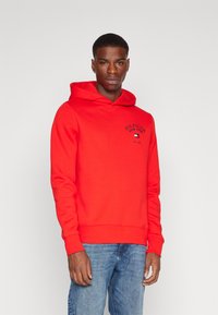 Tommy Hilfiger - ARCHED VARSITY HOODY - Mikina - fierce red Miniatura obrázku 1