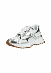 Zapatilla metálica plateada con parte superior de malla, cordones blancos y suela de goma texturizada con acentos marrones. Detalle destacado del logo en el lateral.
