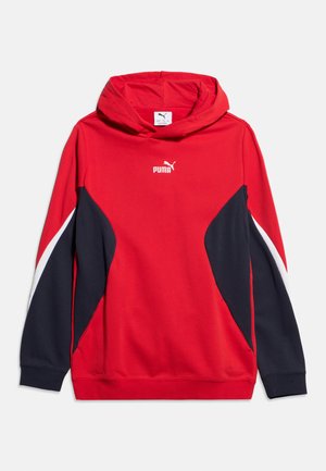 Rød hettegenser med svarte og hvite ermer og en hvit Puma-logo på brystet.