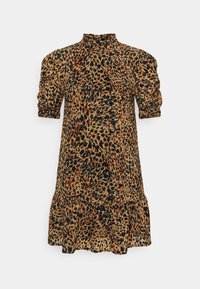 Leopardi-kuvioinen mekko, jossa on korkea kaula, puffihihat ja levenevä helma. Kangas vaikuttaa kevyeltä, sillä siinä on virtaava rakenne ja voimakkaat värit.