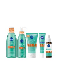 Set aus fünf NIVEA Hautpflegeprodukten in türkisfarbenen Verpackungen. Enthält ein Gesichtswasser, einen Reiniger, ein Peeling, ein Serum und eine regenerierende Tropfflasche.
