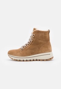 Brązowe zamszowe botki za kostkę z wyściełanym kołnierzem, sznurowanym przodem, białą podeszwą środkową i teksturowaną podeszwą gumową. Posiadają płaskie sznurówki i detale szewne.
