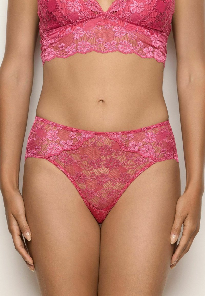 Bralette en dentelle rose et string assorti avec des motifs floraux. Texture douce et transparente, avec des bords festonnés et un design confortable.