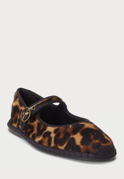 Sandaia plana com padrão de leopardo e realces em tecido preto, apresentando uma tira estilo Mary Jane e um topo texturizado. Detalhe trançado ao redor da sola.