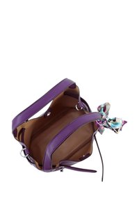 Paarse leren handtas met een gematteerde afwerking, voorzien van twee handgrepen, een zijden sjaalaccent en een ruime, niet-gevoerde binnenkant.