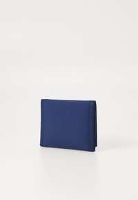 Billetera de tela azul marino con forma rectangular, bordes cosidos y superficie texturizada. Presenta un diseño de plegado y sin herrajes visibles.