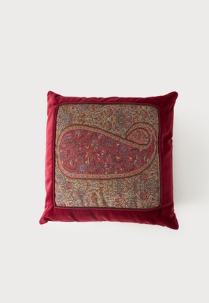 Quadratisches Kissen mit tiefrotem Samtbesatz und zentralem Stoffpaneel mit filigranen Paisley- und Blumenmustern in Rot-, Blau- und Brauntönen.