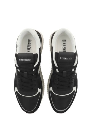 Een paar zwart-witte Bikkembergs sneakers met veters, een merknaam op de tong en gestructureerde zolen, gezien van bovenaf op een witte achtergrond.